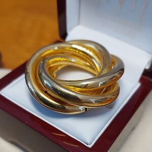 Goldtone Classic Round 3D Brooch Circle